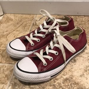 Low top Maroon converse